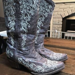Corral Women's Distressed Brown Western boot.